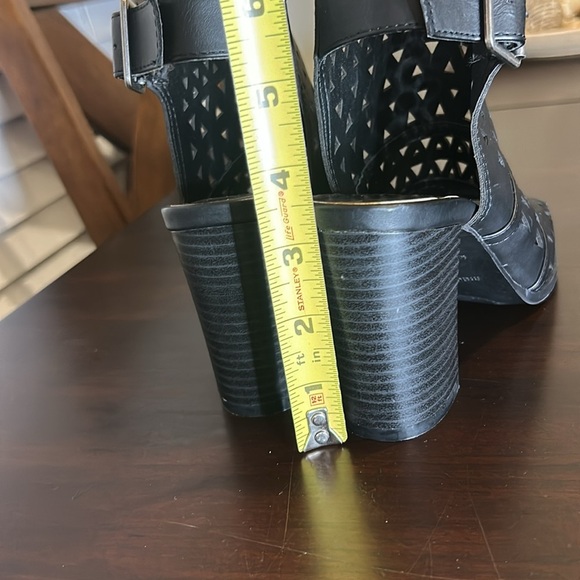 Madden Girl Open Toe Chunky Block Heel Intricate Cut-Out Design Size 6 - Picture 12 of 14